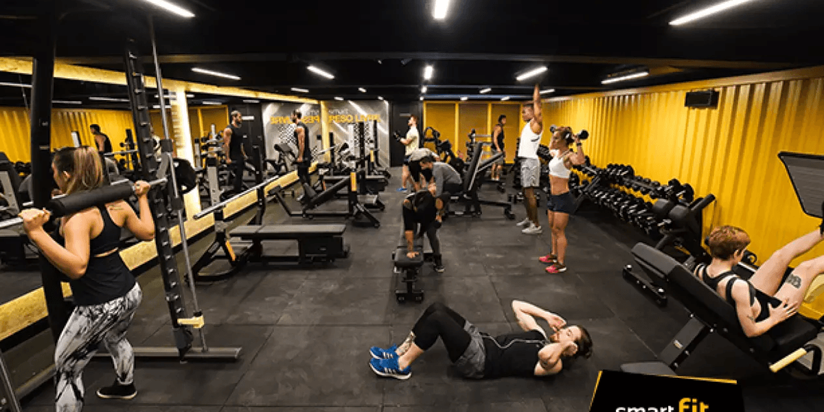 Pessoas treinando na Smarte Fit (Foto: Reprodução, Site da Rede de academia)