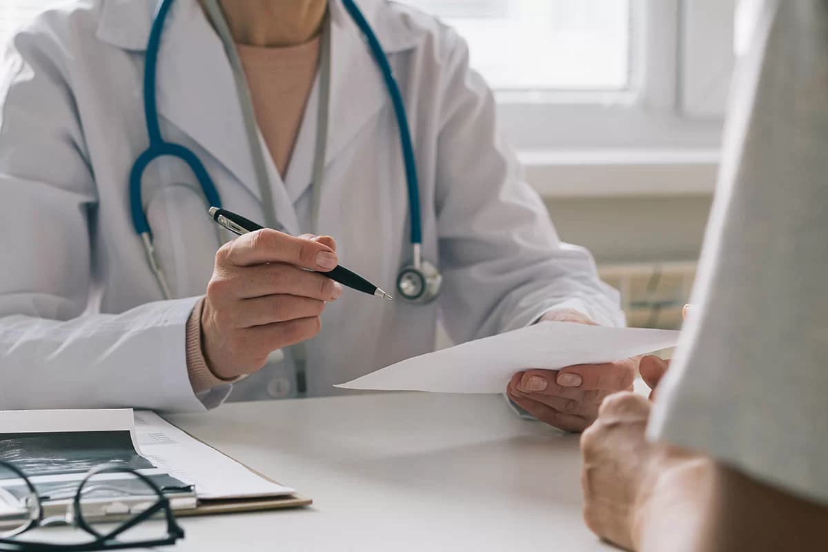 Médico atendendo paciente (Reprodução/Internet)