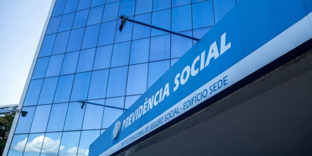 Em vigor nesta SEGUNDA: Nova lei do INSS chega pra SALVAR os aposentados e baixa PROIBIÇÃO contra os bancos