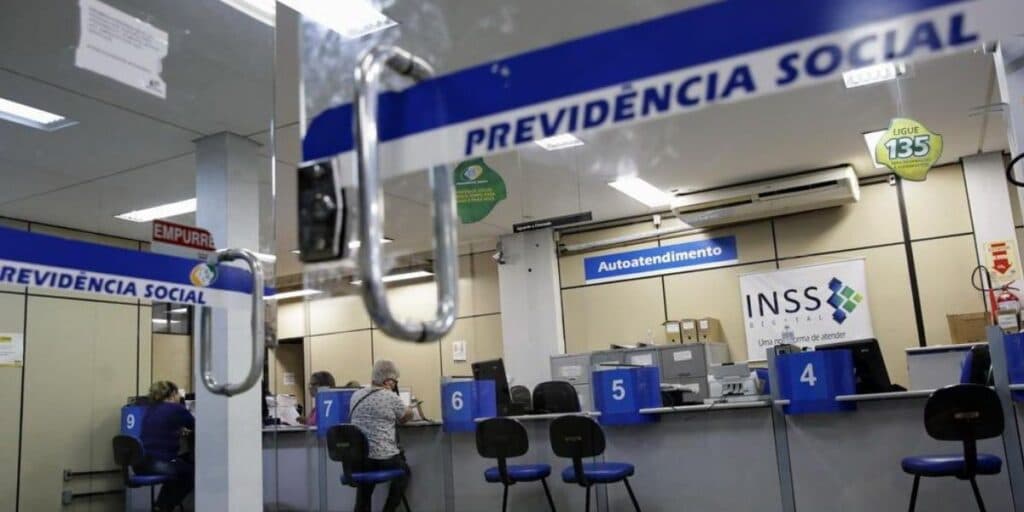 AUMENTO no INSS: Nova lei já está em vigor e REAJUSTE de 10% no salário dos aposentados deixa milhões EM FESTA