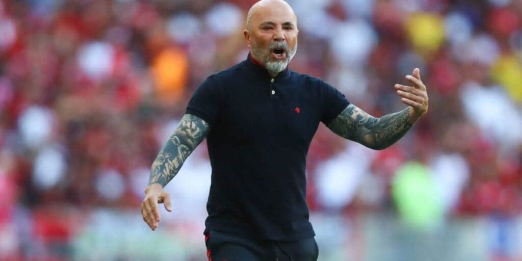 Insustentável: Técnico de seleção é demitido oficialmente após vexame e confederação arma Sampaoli como substituto