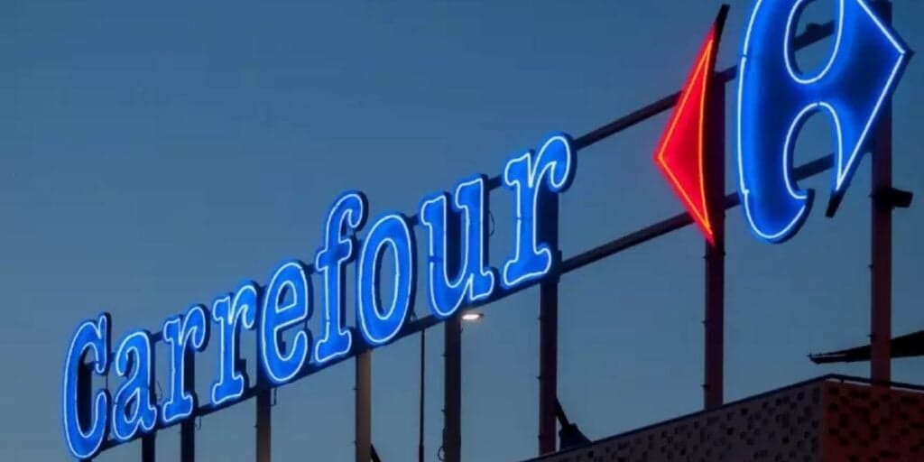 Fim da linha: Carrefour fechará centenas de lojas, queimará estoque e até moveis serão vendidos