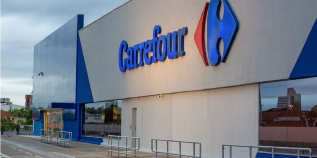 Encerramento de atividades: O fechamento de unidades do Carrefour após ser obrigado a devolver lojas a rival