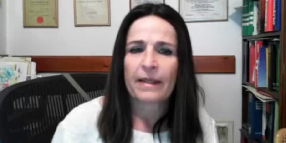 Deborah Srour era comentarista da "Hora Israelita" (Foto: Reprodução/Facebook)