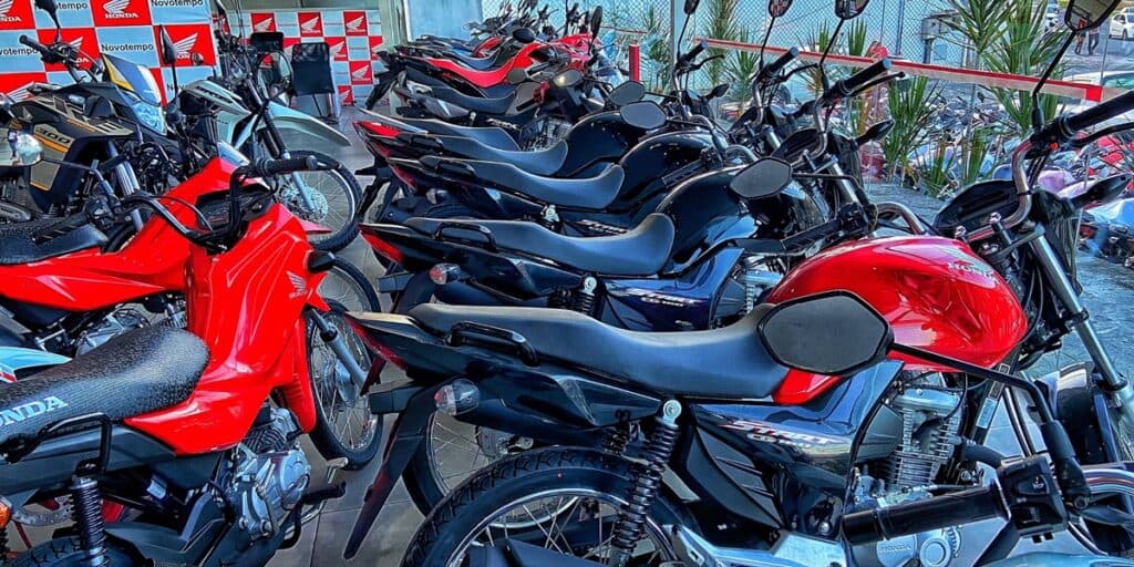 Extremamente ECONÔMICA e preço popular: Nova moto desbanca a Honda e faz SUPER lançamento no Brasil
