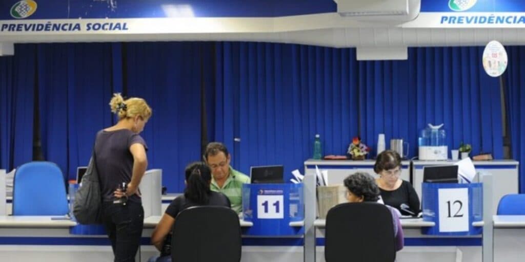 Regras do INSS para 2023 na mesa: A idade mínima atualizada para mulheres se aposentarem agora EM VIGOR
