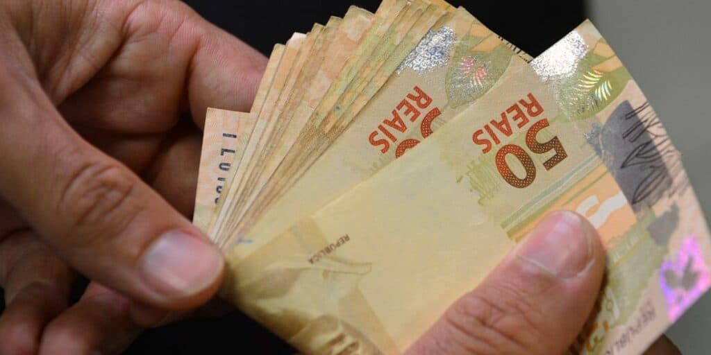 Martelo batido: Valor do NOVO salário mínimo acaba de explodir com nova lei anunciada aos trabalhadores