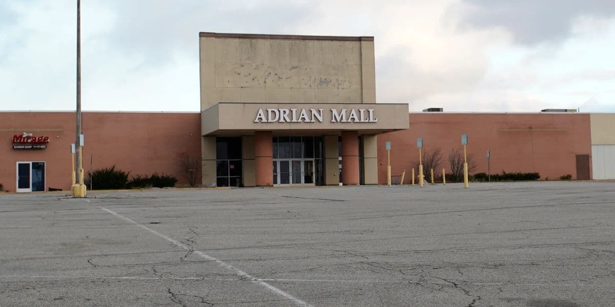 Adrian Mall foi inaugurado em 1970 e se tornou um ponto de referência (Reprodução: Internet)