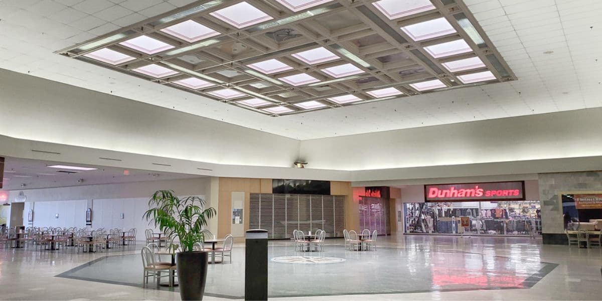 O shopping foi fechado em 1994 por estar em ruínas (Reprodução: Internet)