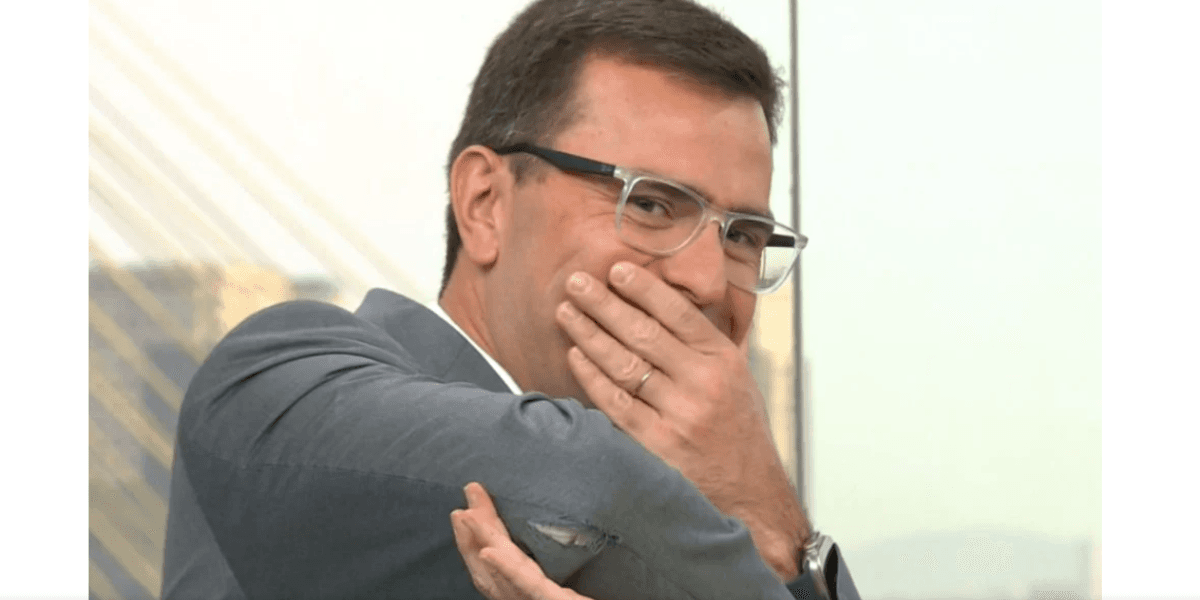 Bocardi rasga o terno ao vivo (Reprodução/Globo) Bocardi rasga o terno ao vivo (Reprodução/Globo)