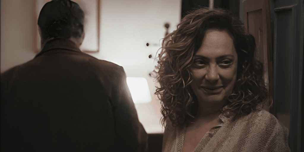 Terra e Paixão - Agatha arma plano pelas costas de Antônio, dá facada em personagem e separação explode