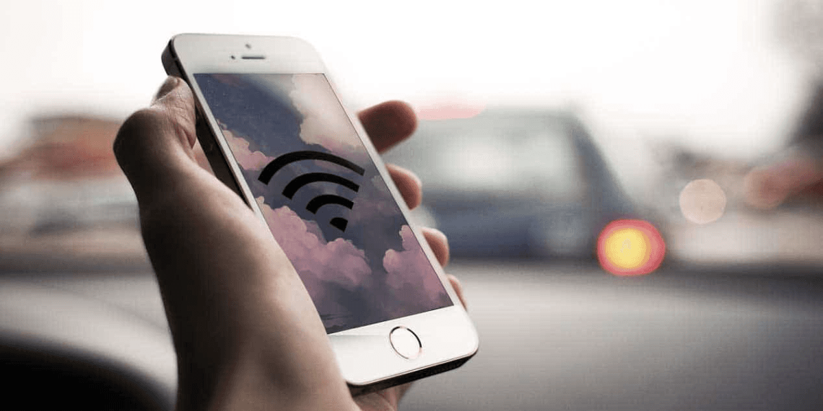 Celular conectado ao Wi-Fi na rua (Reprodução/Internet) Celular conectado ao Wi-Fi na rua (Reprodução/Internet)