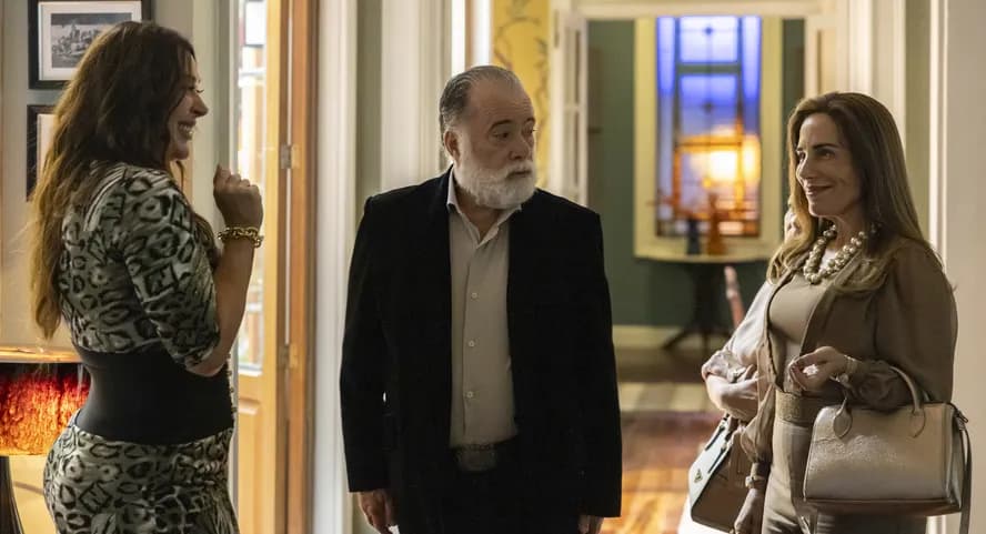 Após jogar charme para Antônio, Emmy desconfia das atitudes de Irene (Foto Reprodução/Internet)