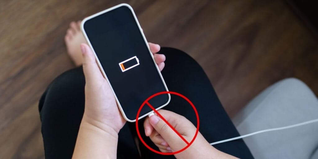Carregador vai primeiro na tomada ou no celular? Salve a sua vida e a do seu aparelho deste erro fatal