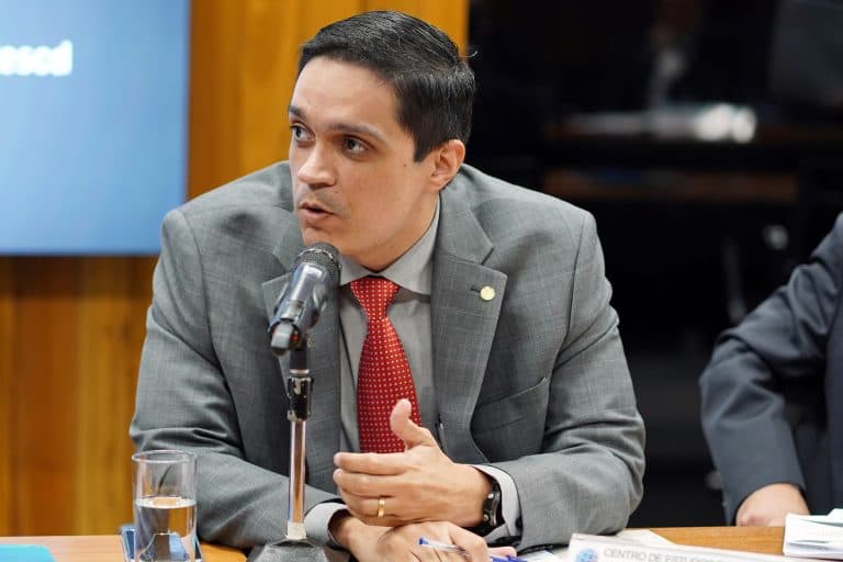 Deputado Denis Bezerra, criador do projeto de lei (Foto: Reprodução, Governo do Estado do Ceará) 