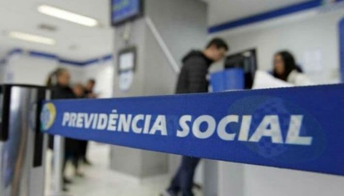 Grande vitória HOJE (18): Nova lei do INSS ANTECIPA a aposentadoria desses trabalhadores e cai como presente