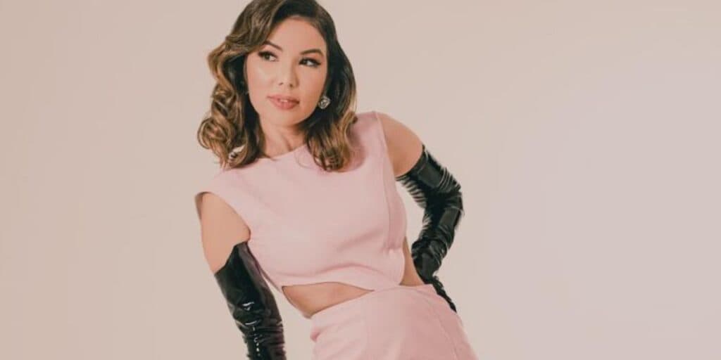 Liah Soares celebra a bossa nova e o legado de Roberto Carlos em “Sentado à Beira do Caminho”
