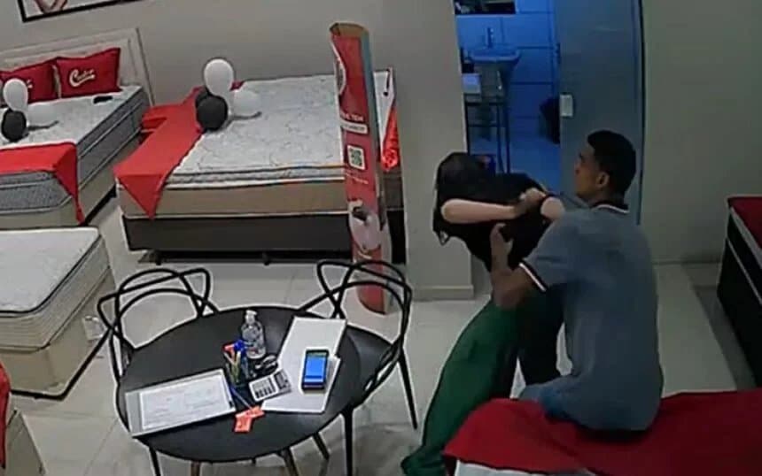 Tentativa de abuso flagrado por câmera (Reprodução/Internet) Tentativa de abuso flagrado por câmera (Reprodução/Internet)