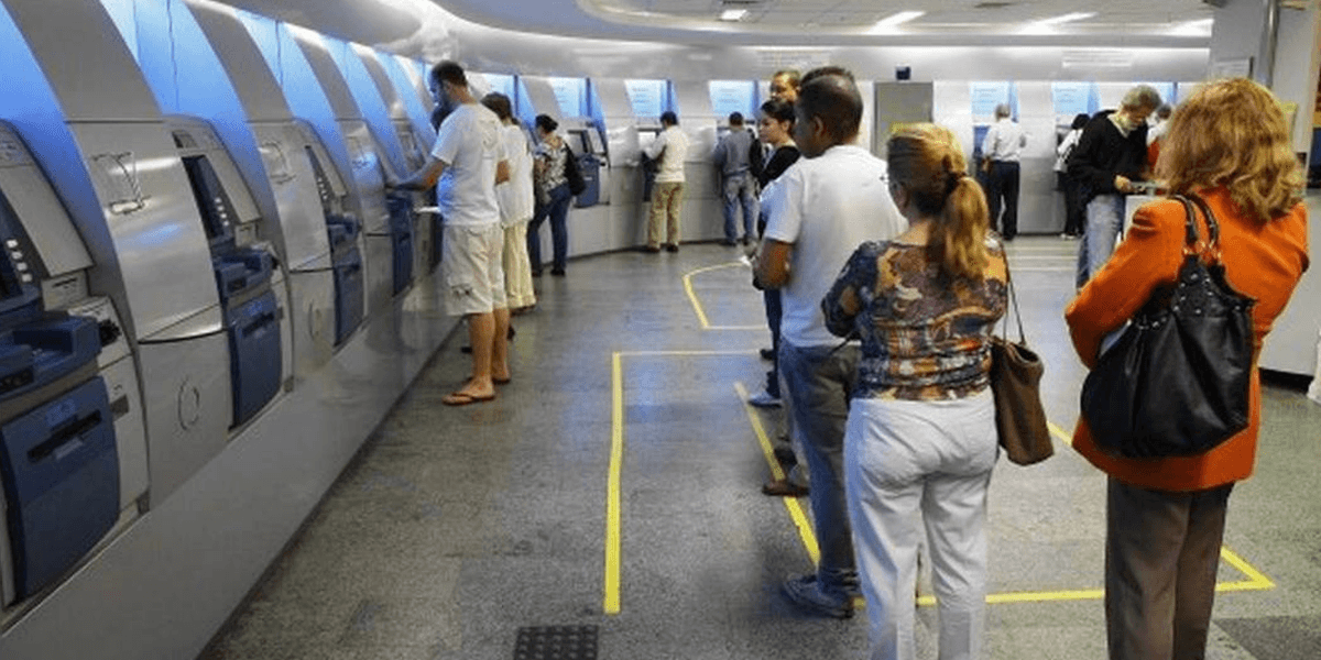 Fila para caixa eletrônico  (Foto: reprodução, Suno)