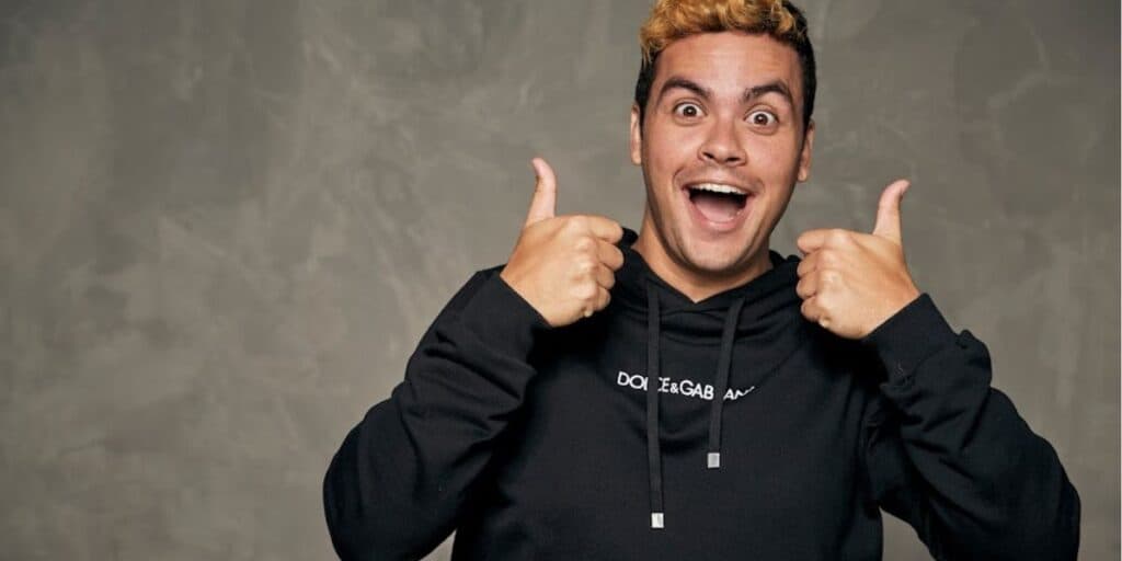 Luccas Neto assina contrato com o SBT