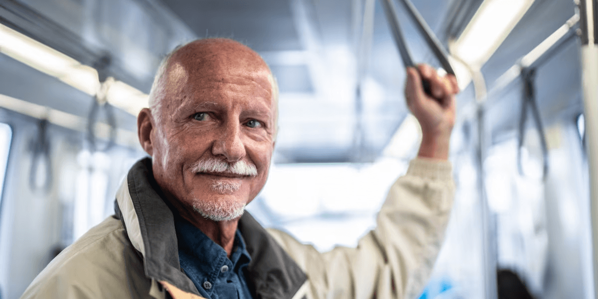 Lei garante gratuidade em ônibus e metrô para pessoas com 60 anos (Foto: Reprodução, Mobilidade Estadão)