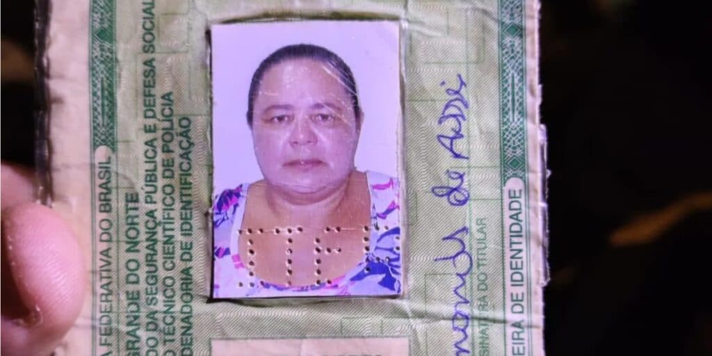 Tragédia: Mulher é surpreendida por homens em moto e morre após levar 6 tiros
