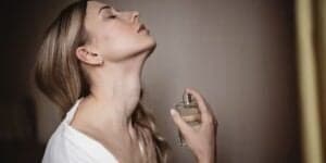 Mulher passando perfume (Foto: Reprodução / Freepik) Mulher passando perfume (Foto: Reprodução / Freepik)