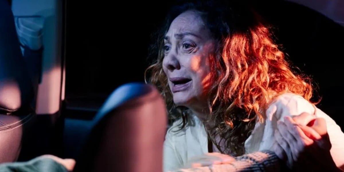 Agatha (Eliane Giardini) morrerá de forma brutal em "Terra e Paixão" (Foto: Reprodução/TV Globo)