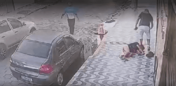 Homens deixando o local após espancamento (Foto: Divulgação)