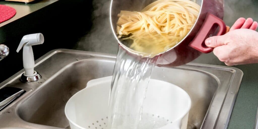 Nunca MAIS jogue fora: Você deve colocar seus pés na água que cozinha o macarrão por esse motivo