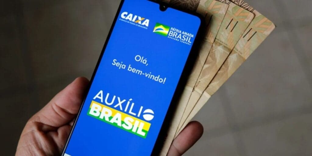 Melhor que o 14º salário, oficial: Pagamento de R$15 mil do Auxílio Brasil cai como presente a lista de CPFS