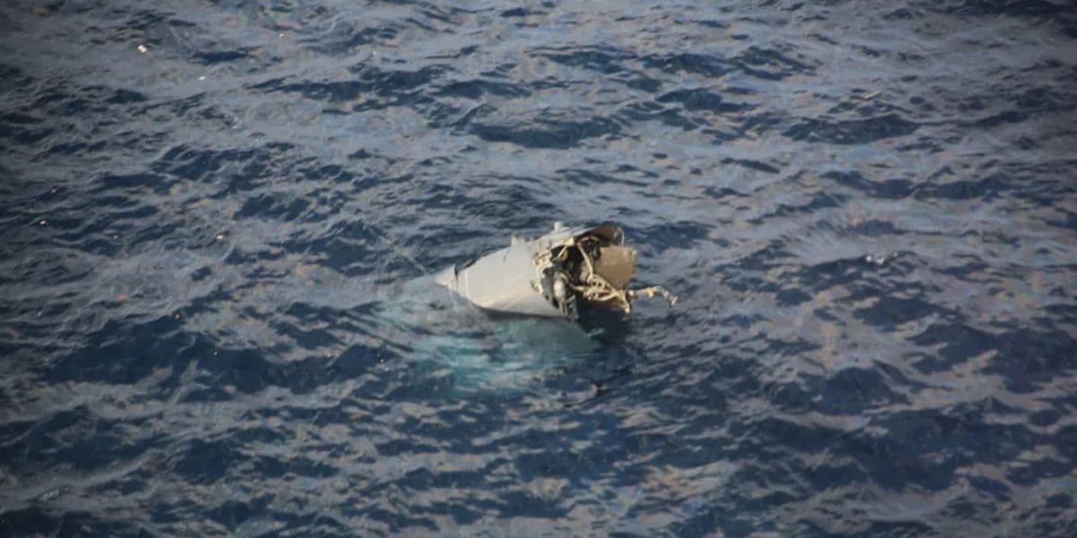 Restos de aeronave dos Estados Unidos boiando no oceano (Foto: Reprodução / Guarda Costeira do Japão)