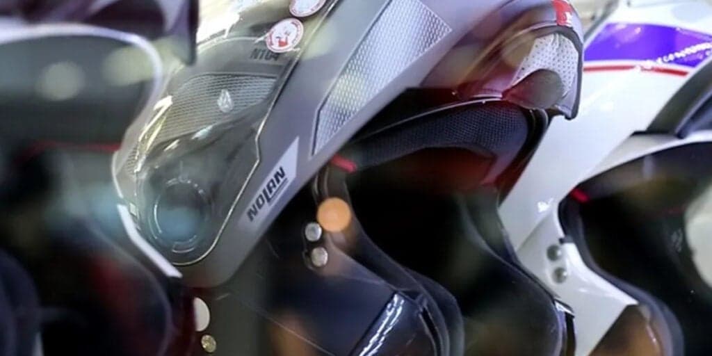 Alerta URGENTE para os motoqueiros: Se você usa ESSE capacete popular SERÁ multado hoje em R$ 300
