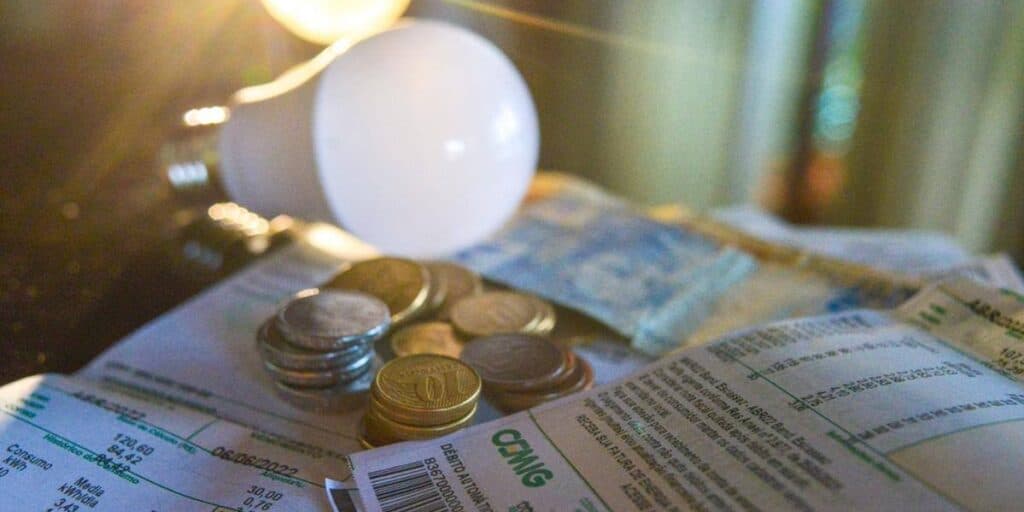 FIM da conta de LUZ: Aposentados do INSS recebem a melhor notícia e agora podem se livrar da dívida