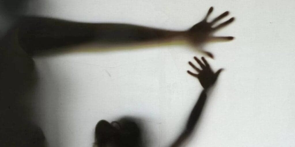 Urgente: Mulher é sequestrada e estuprada ao voltar da igreja e largada completamente sem roupa em matagal