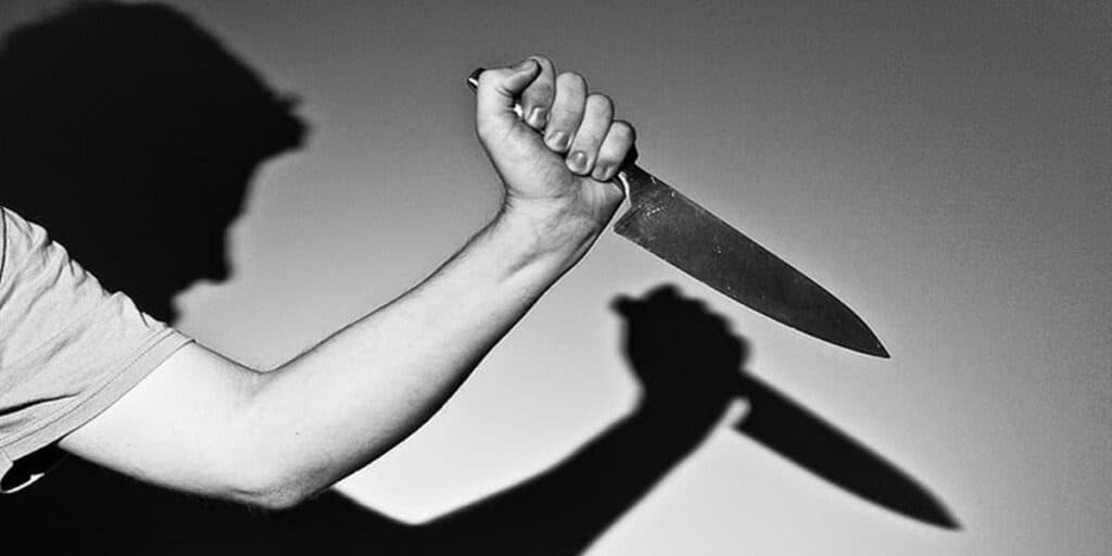 Tragédia brutal: Homem mata a própria esposa a facadas, deixa filha de 1 ano ferida e tenta se matar