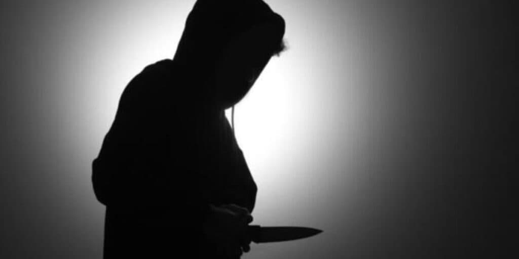 Assassinat0 em São Paulo: Homem leva facadas no meio da rua até a morte por briga que nem era dele