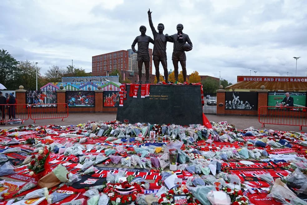 Torcida do Manchester United presta homenagem a Bobby Charlton — Foto: Reuters