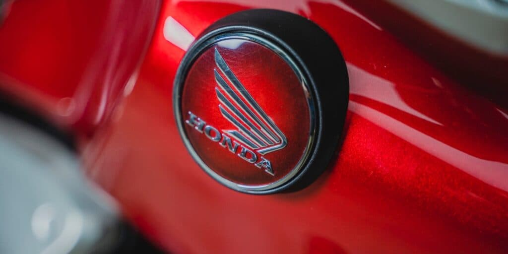 3x mais barata que a Honda: Rival da gigante japonesa tem chegada arrasadora com moto por R$ 7 mil em país