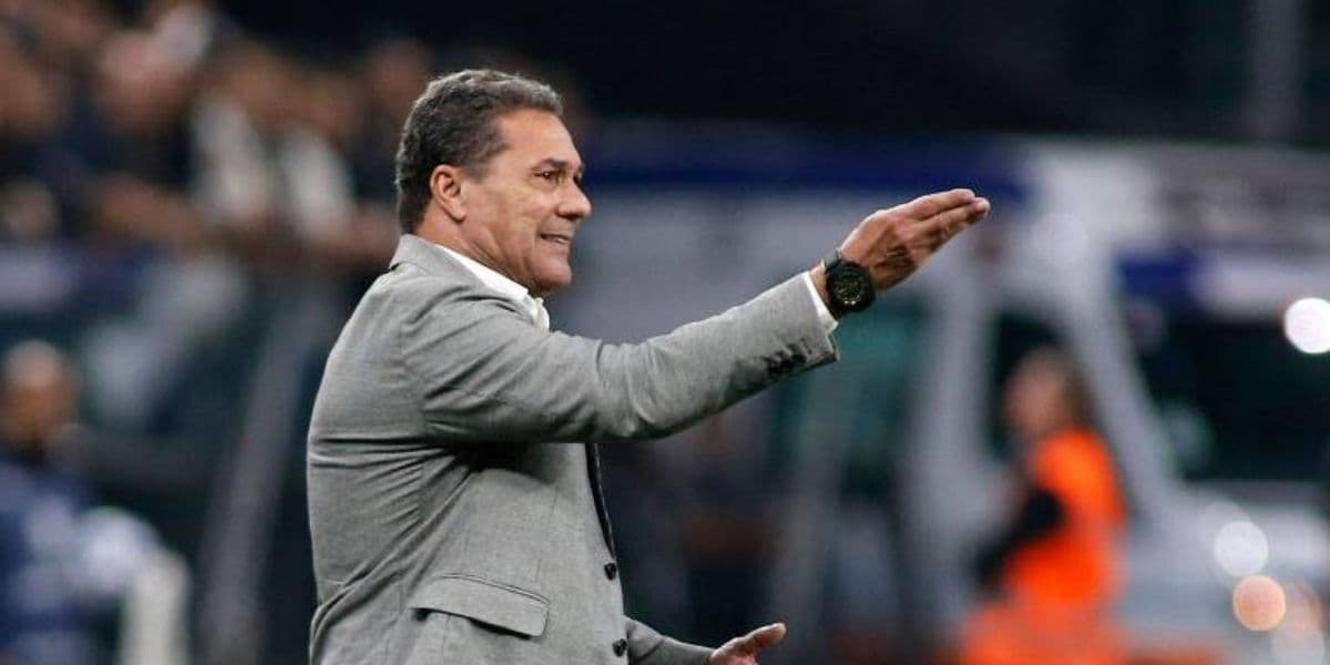 Volta a campeão da Liberta e anúncio de contratação: Luxemburgo ressurge paralisando o futebol após demissão - Foto | Reprodução: Internet Volta a campeão da Liberta e anúncio de contratação: Luxemburgo ressurge paralisando o futebol após demissão - Foto | Reprodução: Internet