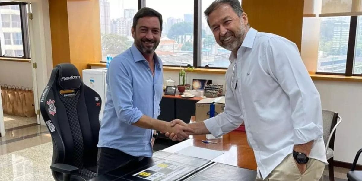 Duilio fazendo a transição de cargo para Augusto Melo - (Foto: Internet)