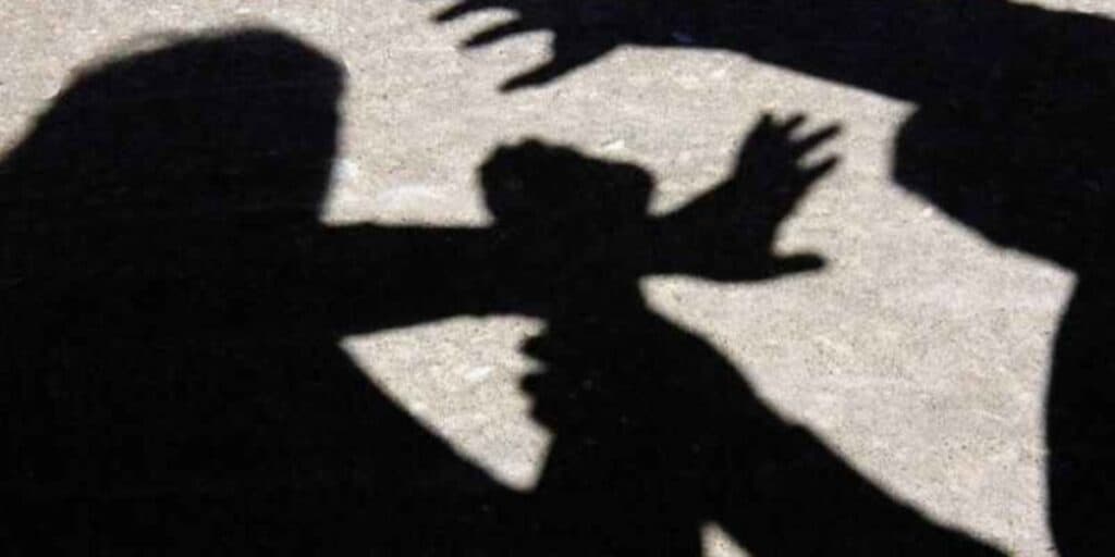 Facadas e poça de sangue em banheiro público: Mulher esfaqueia rapaz até a morte e é presa em flagrante