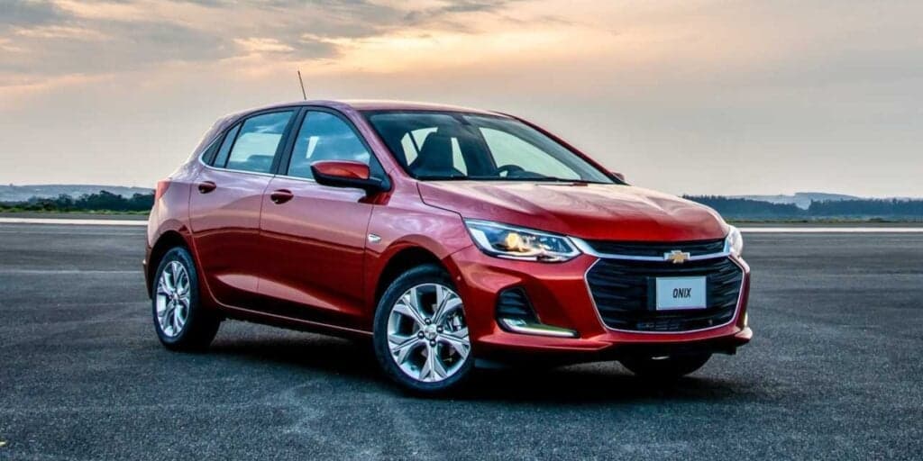 Onix 0 km batendo na porta: Chevrolet baixa o facão em valor de parcelas por UM ano e motoristas devem correr