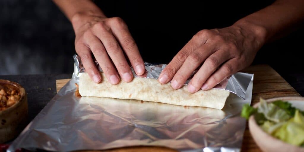Salve sua vida: Pare IMEDIATAMENTE de guardar comida no papel alumínio e proteja-se de doença FATAL