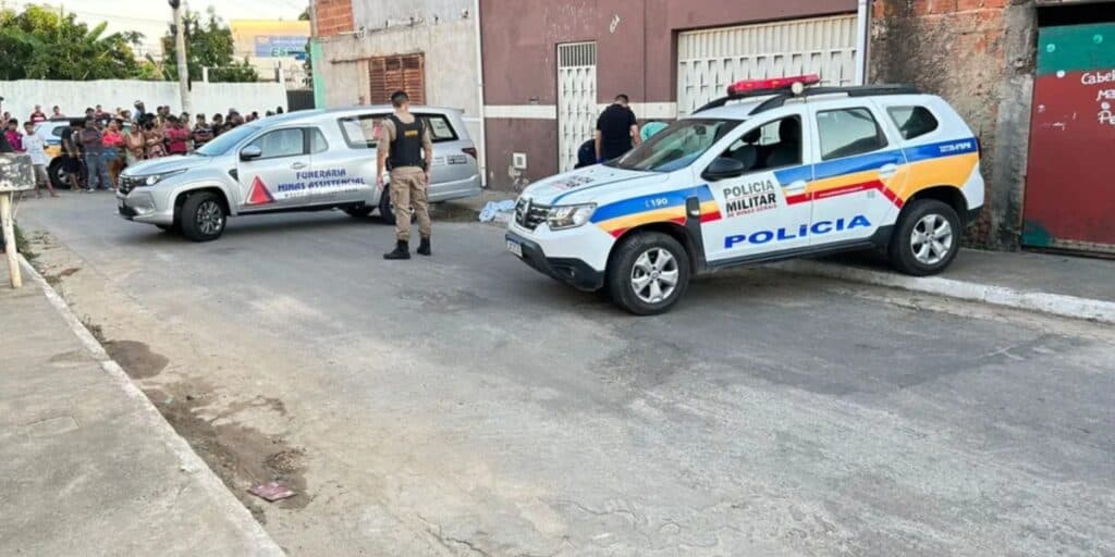 Tiro nas costas e morte imediata: Homem é assassinado por 2 rapazes no meio da rua e cai duro no chão