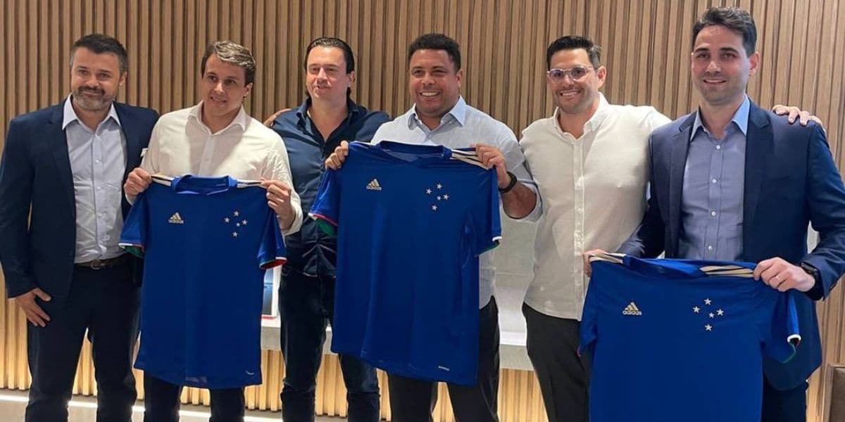 Ronaldo se tornou dono do Cruzeiro, mas está sendo contestado pela torcida (Reprodução: Internet)