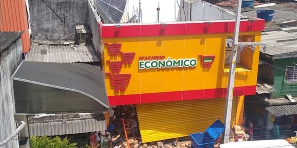 Tragédia urgente: Teto de supermercado desaba, mata funcionária e deixa trabalhadores soterrados