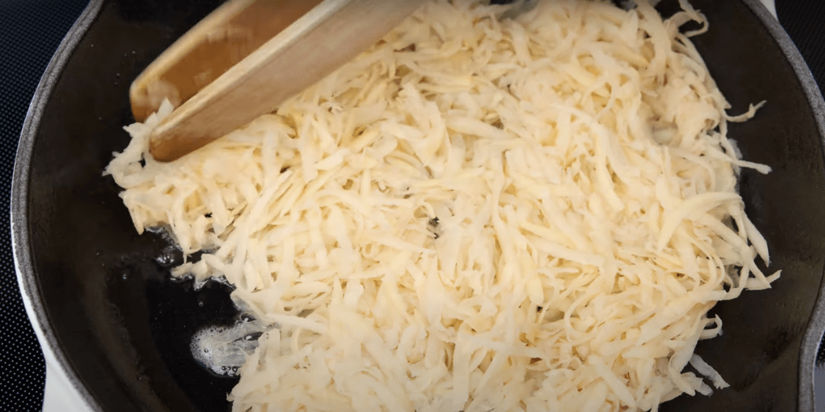Batata ralada cozinhando (Reprodução/Internet)