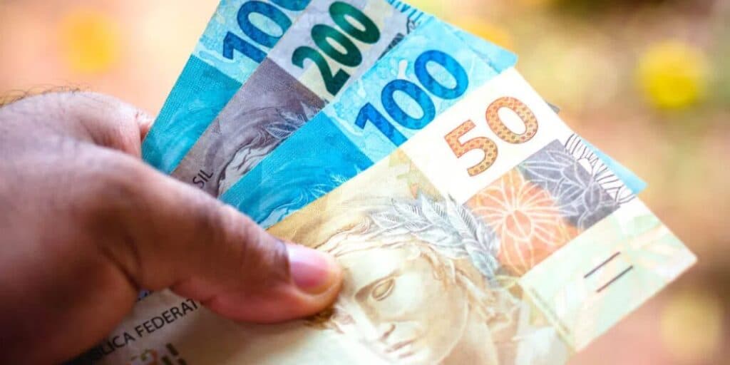 Antecipação do 13º salário em fevereiro: Pagamento é confirmado à lista de trabalhadores para salvar o bolso