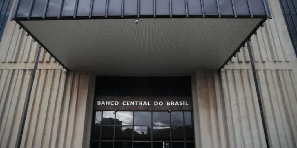 Cartão de crédito e real em papel com dias contados: 2 anúncios decisivos do Banco Central e substitutos